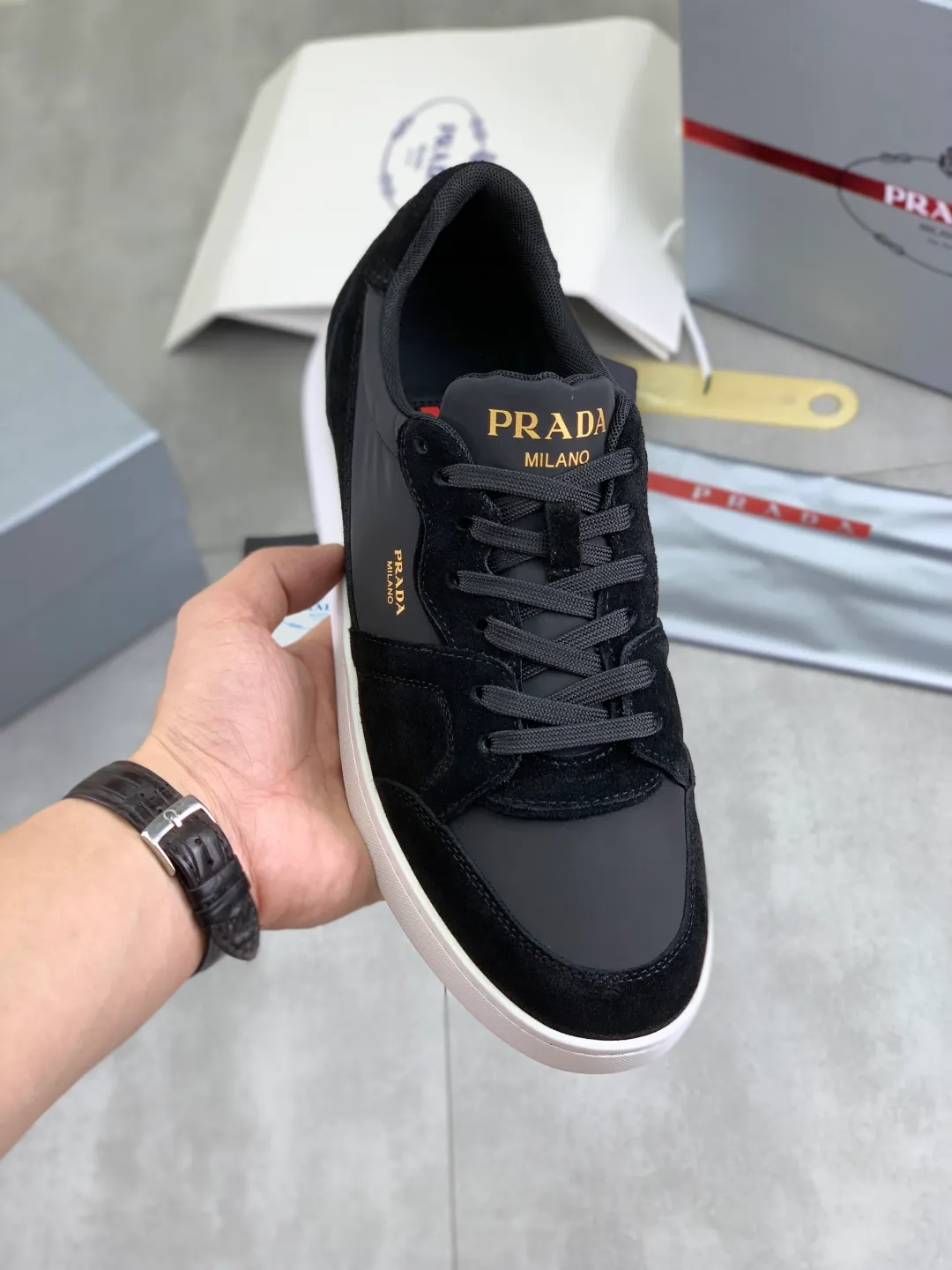 Men's shoes 💰P560💰[New model] The top version is available on the official website, 🆘 The trendy brand (Prada) mainly promotes the popular model, avant-garde and versatile fashionable men's shoes, private version mold opening, cowhide surface splicing 1:1.. Stylish and simple, original imported cowhide lining cowhide feet; the atmosphere and personality are more fashionable, eye-catching and pursuing class. It will subvert the old idea and be a must-have for fashionistas with you! Must keep it for yourself! Tall and comfortable, large and low, high-end quality workmanship. Official website’s new high-end outsole. Size: 38-45. Multiple colors available.
